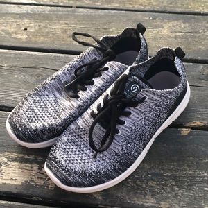 Boys Size 7 Champion tennis shoes